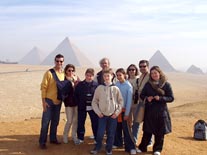 Nuestro Grupo con las pir�mides: Detr�s Fernando, Montse, Pablo, Paulino, Julia, Rosa, Justo, Marisa y delante �lvaro 