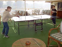lvaro y Pablo jugando al ping-pong