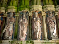 Estatuas policromadas en la iglesia