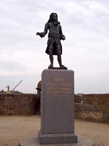 Estatua del corsario Duguay-Trouin en el paseo de las murallas