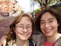 Mi hermana Yolanda y yo a punto de  hacernos el Recorrido Vikingo