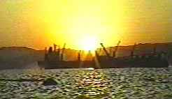 &Aaqute;qaba puesta de sol
